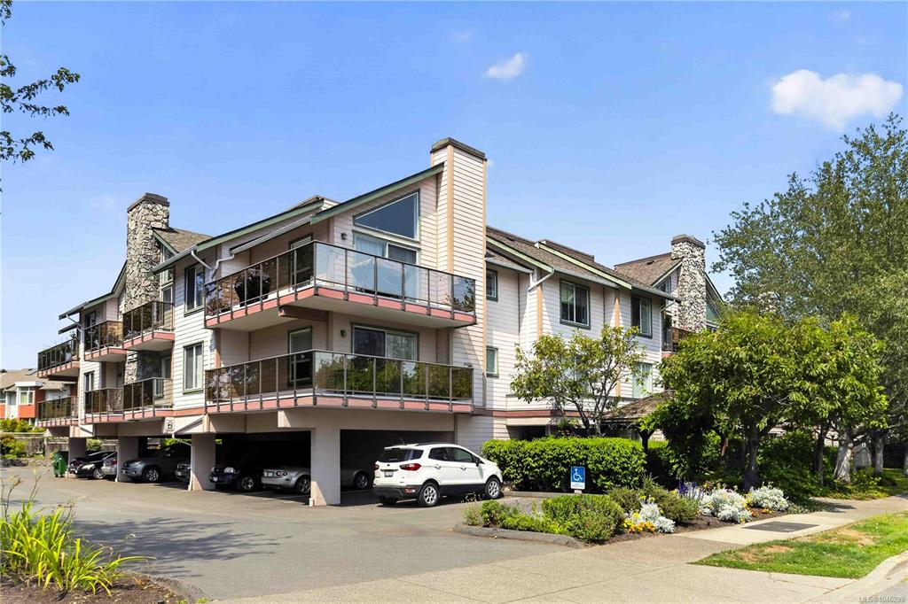 Third View of 3724 Harriet Rd, Saanich, BC, V8Z 3T2