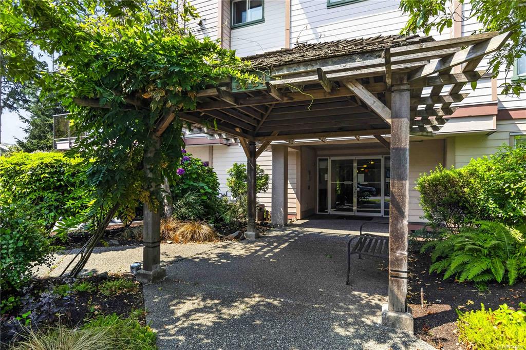 Fourth View of 3724 Harriet Rd, Saanich, BC, V8Z 3T2