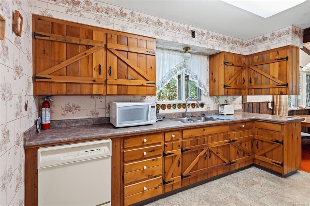 Fourth View of 850 Village Way, Qualicum Beach, BC, V9K 1K8