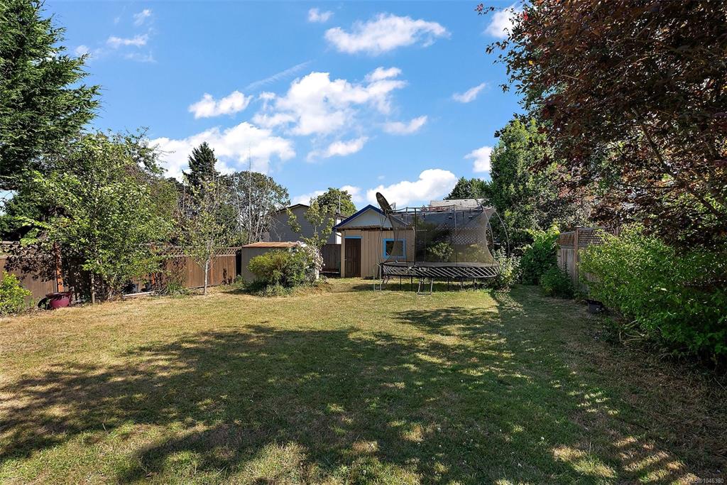 Third View of 855 Sevenoaks Rd, Saanich, BC, V8X 3V8