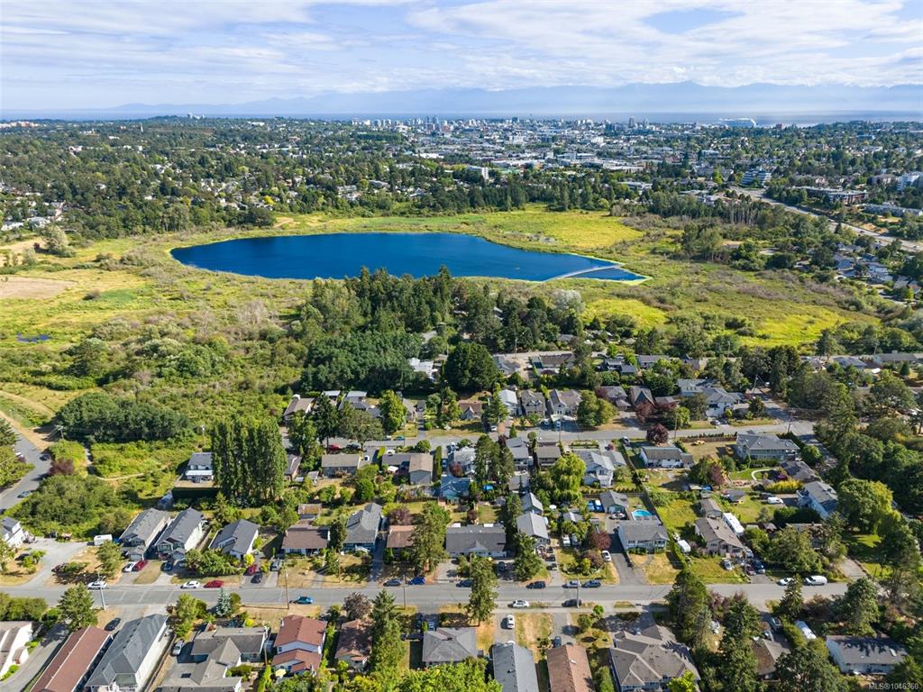 Fourth View of 855 Sevenoaks Rd, Saanich, BC, V8X 3V8