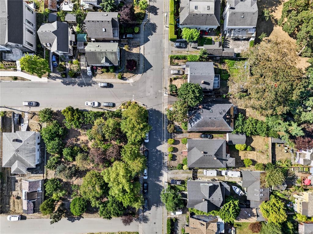 Third View of 2002 Chambers St, Victoria, BC, V8J 2W4