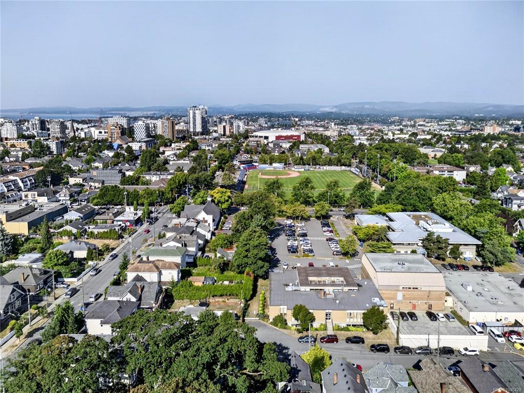 Fifth View of 2002 Chambers St, Victoria, BC, V8J 2W4