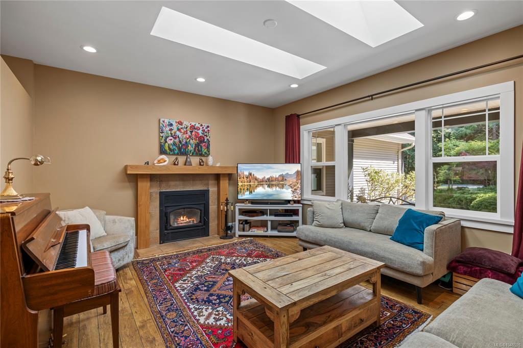 Third View of 825 Fern Rd E, Qualicum Beach, BC, V9K 1M3