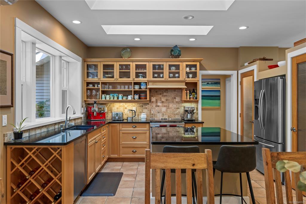 Fourth View of 825 Fern Rd E, Qualicum Beach, BC, V9K 1M3