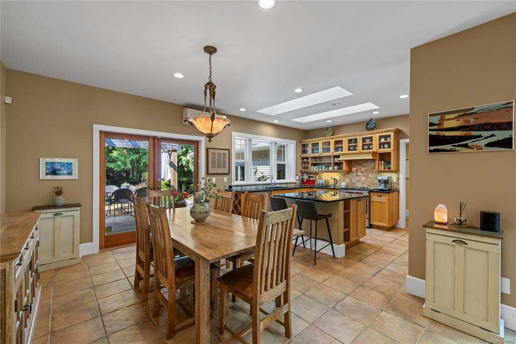 Fifth View of 825 Fern Rd E, Qualicum Beach, BC, V9K 1M3