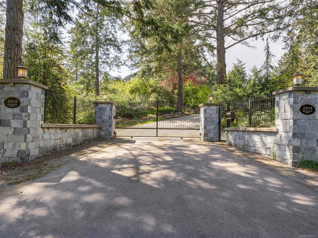 Fourth View of 2615 Queenswood Dr, Saanich, BC, V8N 1X6