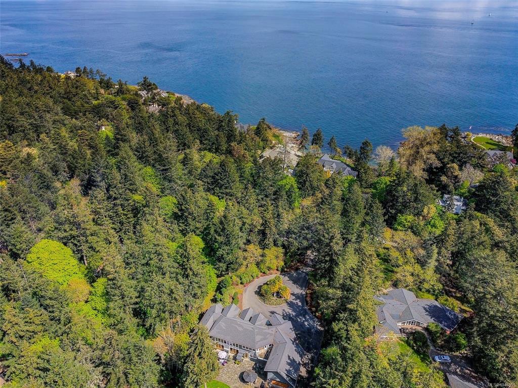 Fifth View of 2615 Queenswood Dr, Saanich, BC, V8N 1X6