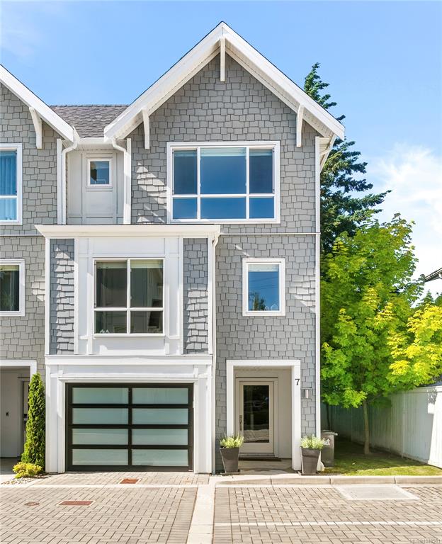 1032 Cloverdale Ave, 1046561, BC,