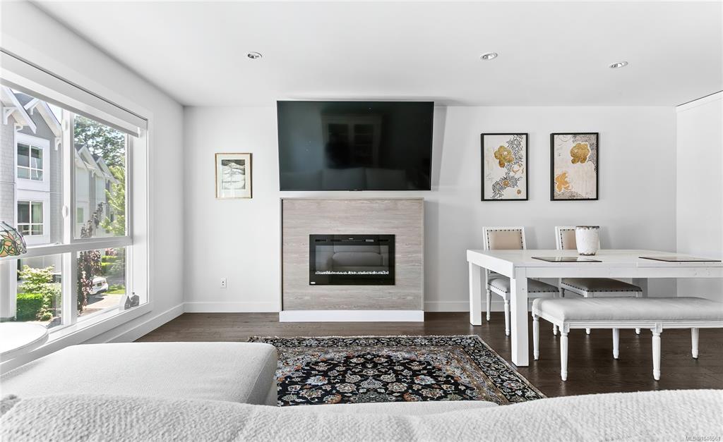 Third View of 1032 Cloverdale Ave, Saanich, BC, V8X 2T9