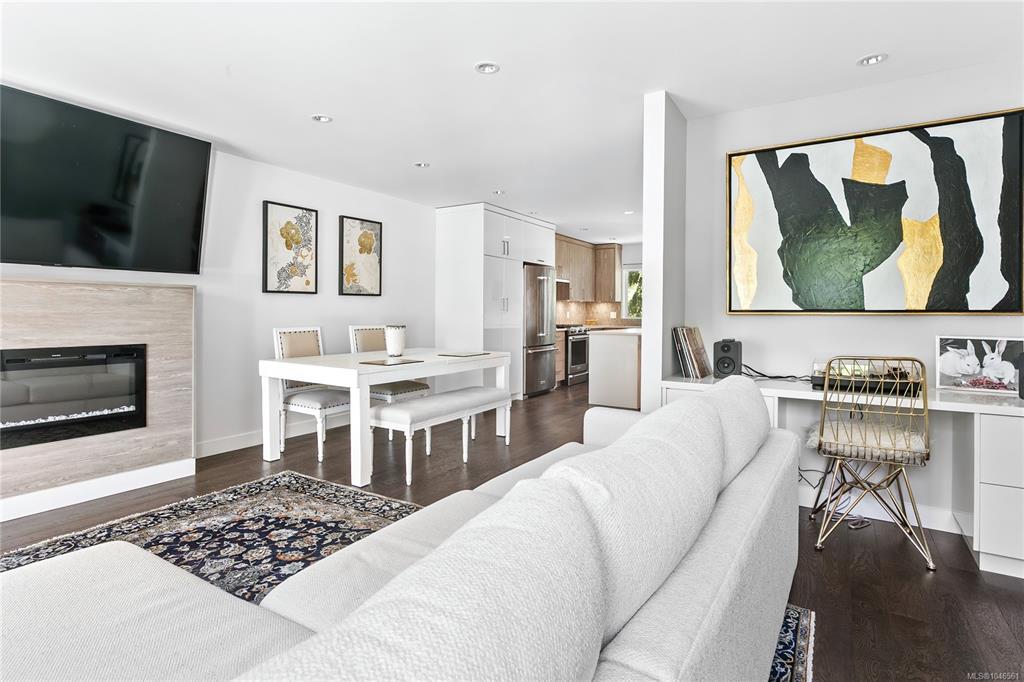 Fourth View of 1032 Cloverdale Ave, Saanich, BC, V8X 2T9