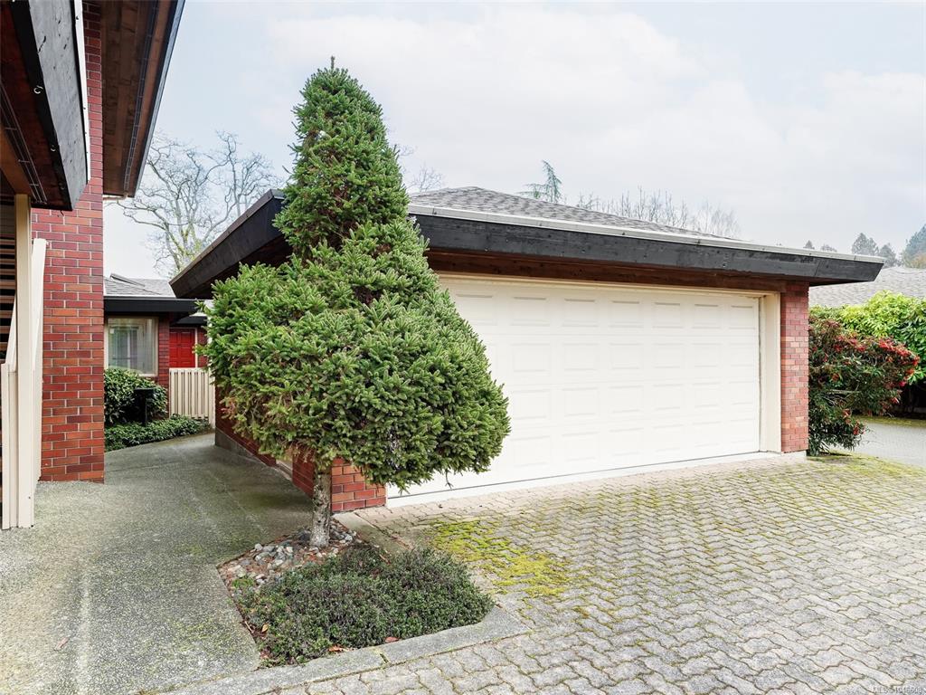 Fifth View of 2345 Cedar Hill Cross Rd, Uplands Estates, Oak Bay, BC, V8P 5H9