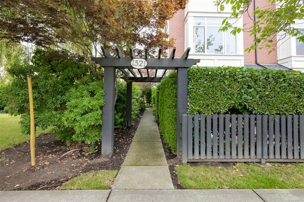 Third View of 1521 Belcher Ave, Victoria, BC, V8R 4N2