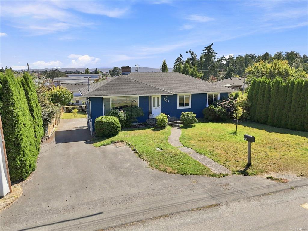 Third View of 503 Whiteside St, Saanich, BC, V8Z 1Y3