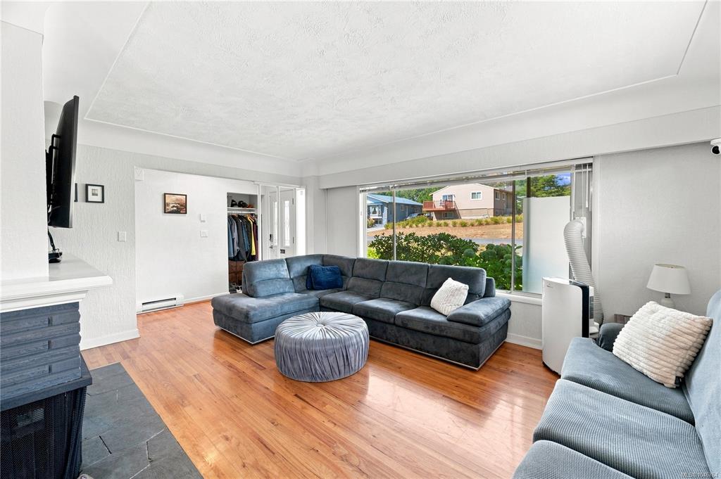 Fifth View of 503 Whiteside St, Saanich, BC, V8Z 1Y3