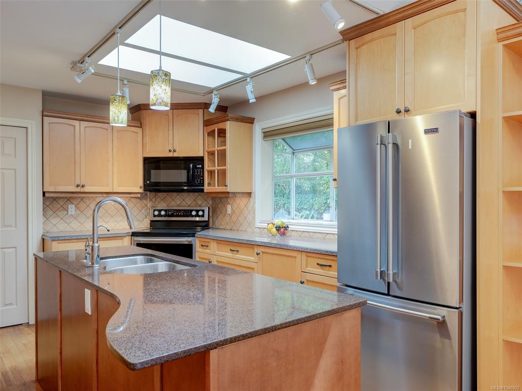 Fifth View of 928 Bearwood Lane, Saanich, BC, V8P 5A5