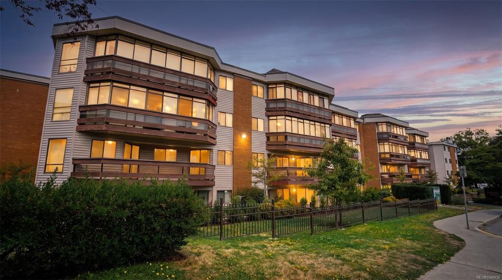 1560 Hillside Ave, 1046936, BC,