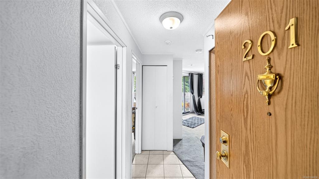 Third View of 1560 Hillside Ave, Victoria, BC, V8T 5B8