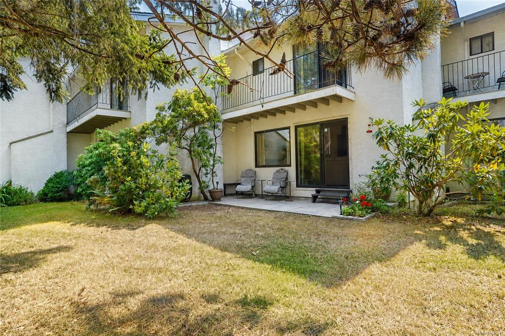 Fifth View of 610 Mckenzie Ave, Saanich, BC, V8Z 2A7