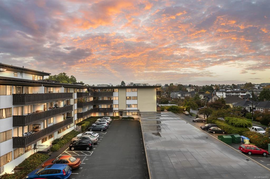 Second View of 964 Heywood Ave, Victoria, BC, V8V 2Y5