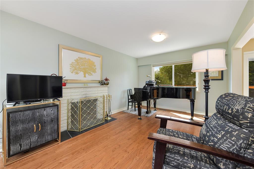 Third View of 3304 Aldridge St, Saanich, BC, V8P 4L8