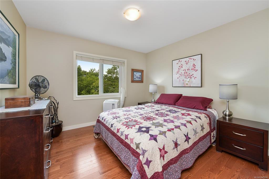 Fifth View of 3304 Aldridge St, Saanich, BC, V8P 4L8