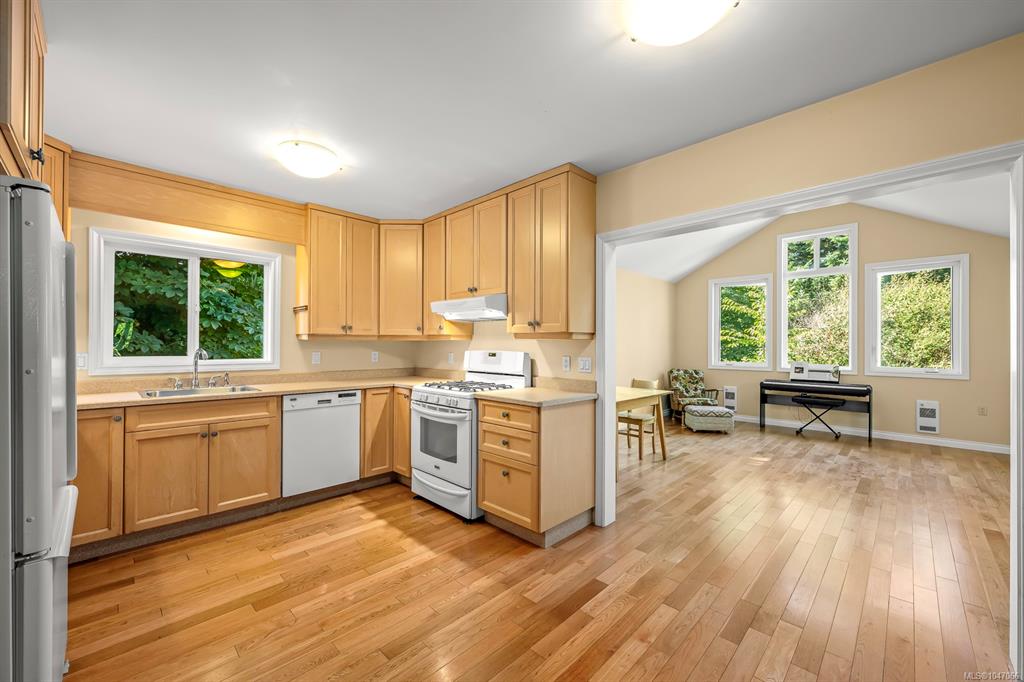 Fourth View of 2625 Urquhart Ave, Courtenay, BC, V9N 6T6