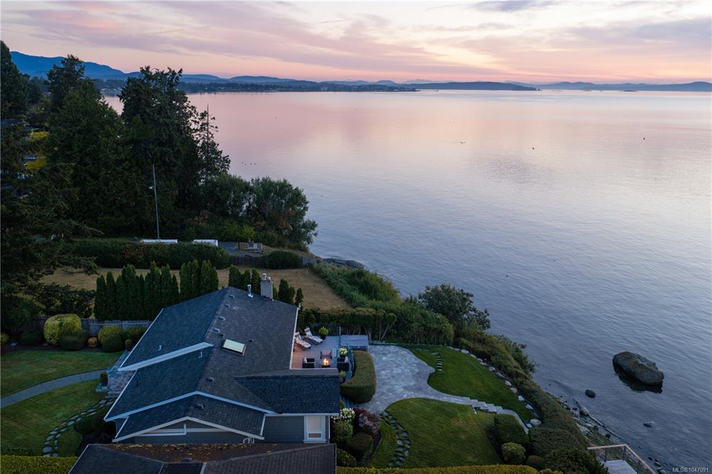 Third View of 8585 Lochside Dr, North Saanich, BC, V8L 1M5