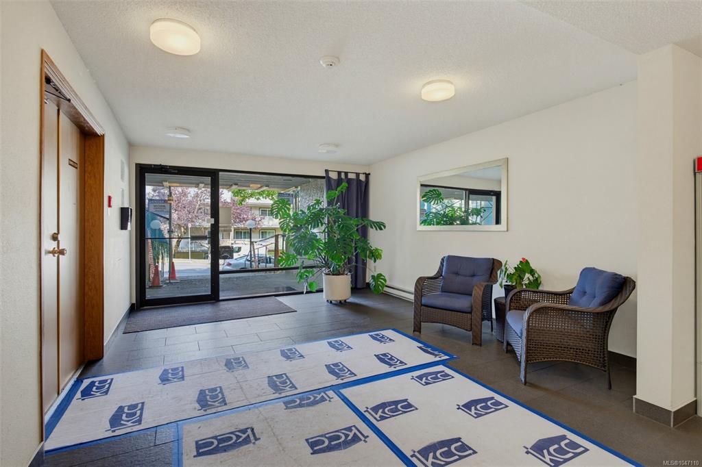 Third View of 3255 Glasgow Ave, Mayfair Court, Saanich, BC, V8X 4S4
