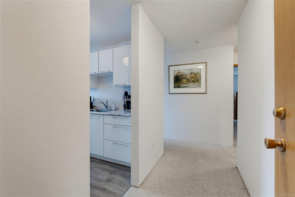 Fifth View of 3255 Glasgow Ave, Mayfair Court, Saanich, BC, V8X 4S4