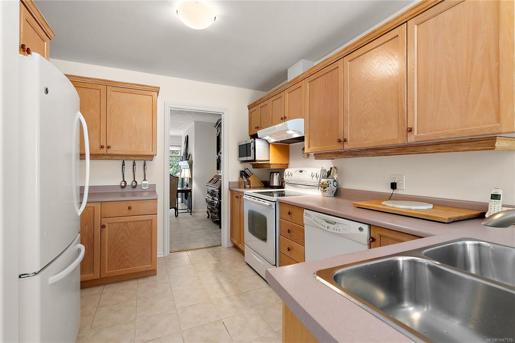 Fourth View of 909 Admirals Rd, Esquimalt, BC, V9A 2P1