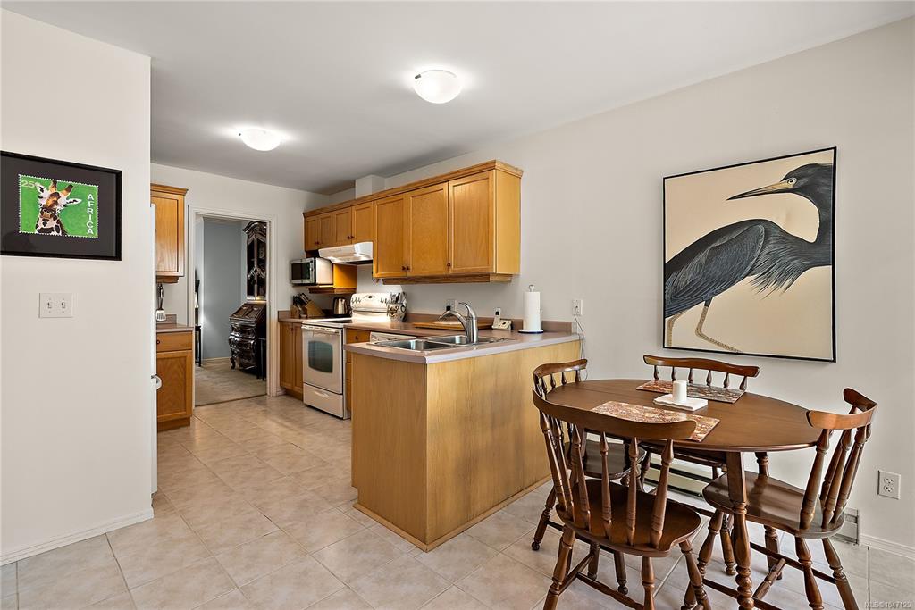 Fifth View of 909 Admirals Rd, Esquimalt, BC, V9A 2P1