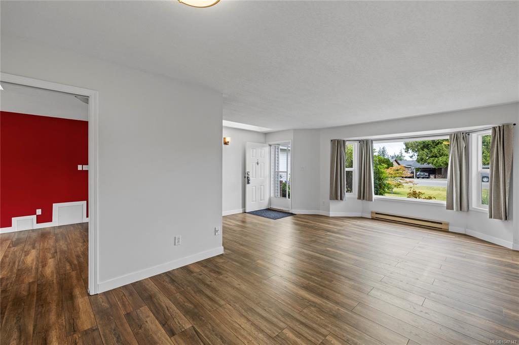Third View of 574 Hirst Ave, Parksville, BC, V9P 1H8