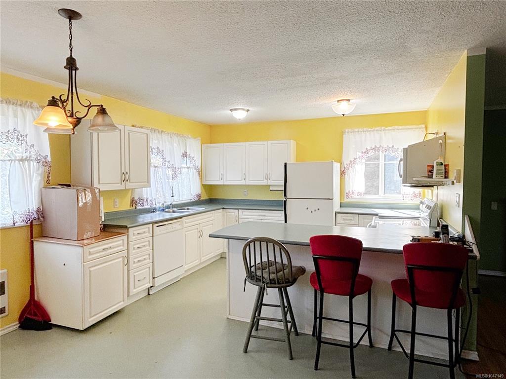 Third View of 390 Alder Cres, Gold River, BC, V0P 1G0