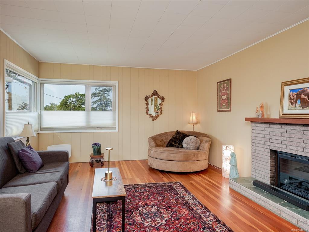 Third View of 1050 Leslie Dr, Saanich, BC, V8X 2Y8