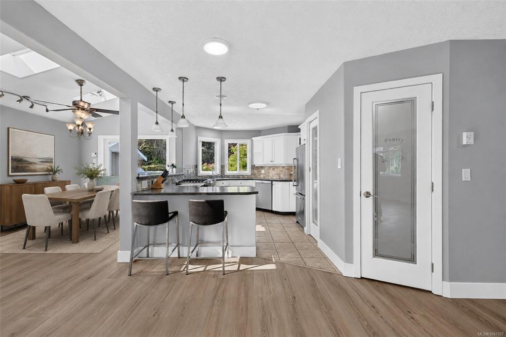 Fifth View of 16 Edwards Estates Rd, View Royal, BC, V9B 5X2