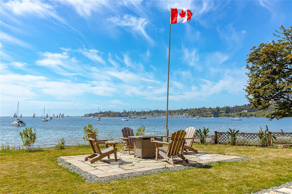 Fourth View of 3905 B Cadboro Bay Rd, Saanich, BC, V8N 4G3