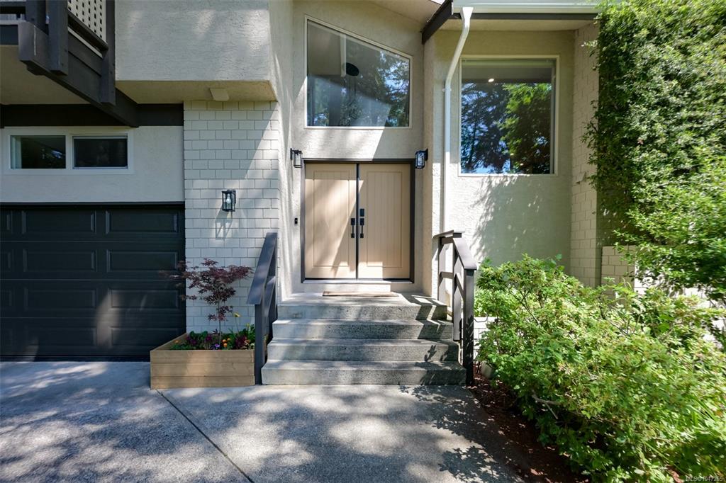 Fourth View of 978 Fir Tree Glen, Saanich, BC, V8X 5B7