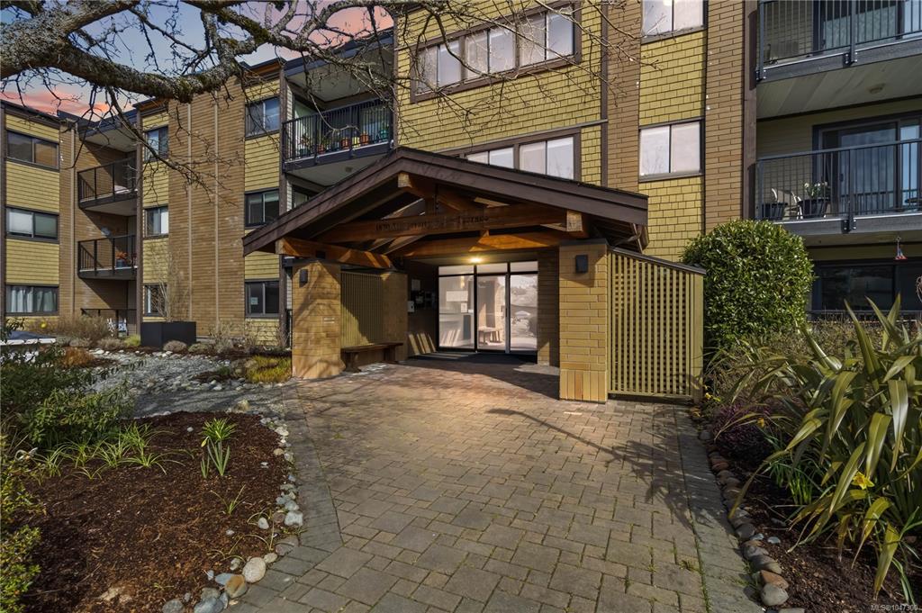 Third View of 1870 Mckenzie Ave, Saanich, BC, V8N 4X3