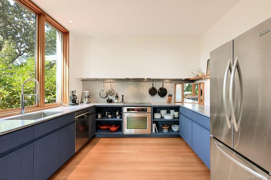 Third View of 2654 Fernwood Rd, Victoria, BC, V8T 3A2