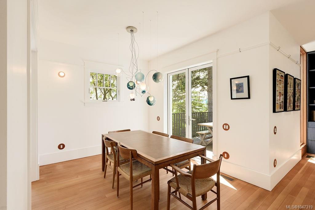 Fifth View of 2654 Fernwood Rd, Victoria, BC, V8T 3A2