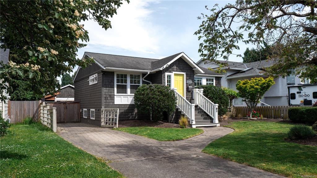 Third View of 1721 Amphion St, Victoria, BC, V8R 4Z8