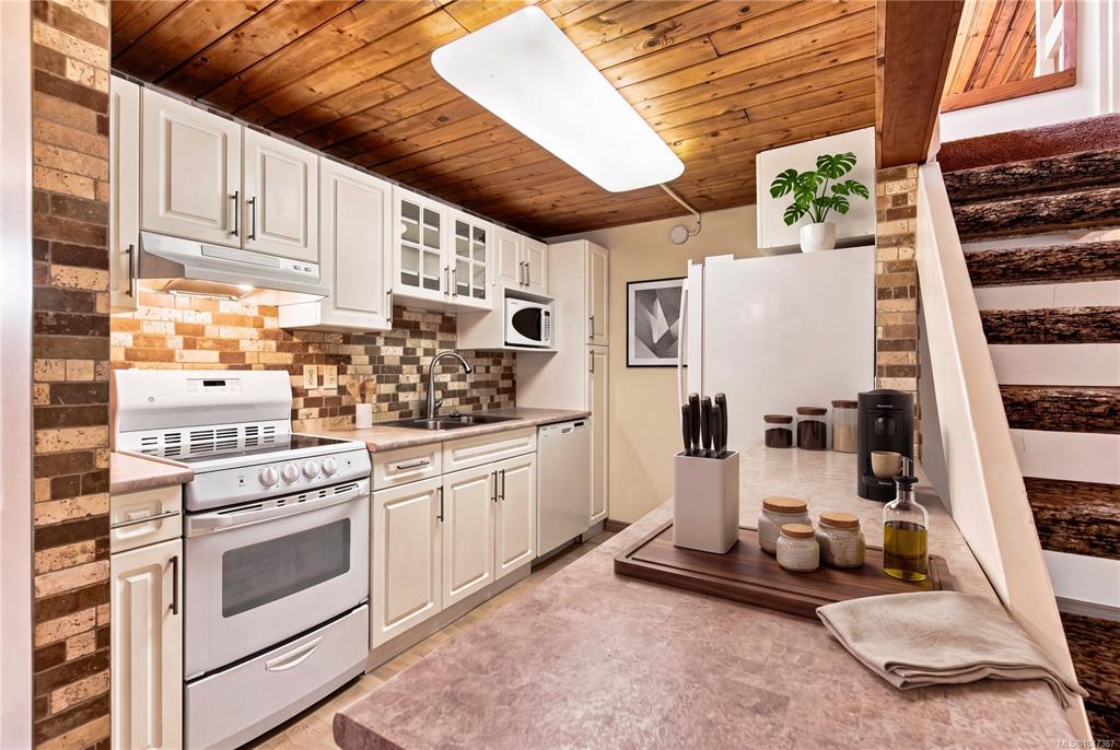 Fifth View of 3295 Island Hwy W, Qualicum Beach, BC, V9K 2C6