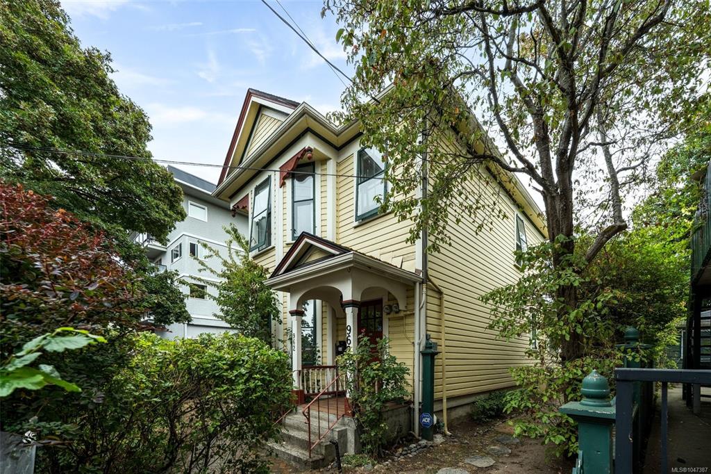 Third View of 962 Fairfield Rd, Victoria, BC, V8V 3A4