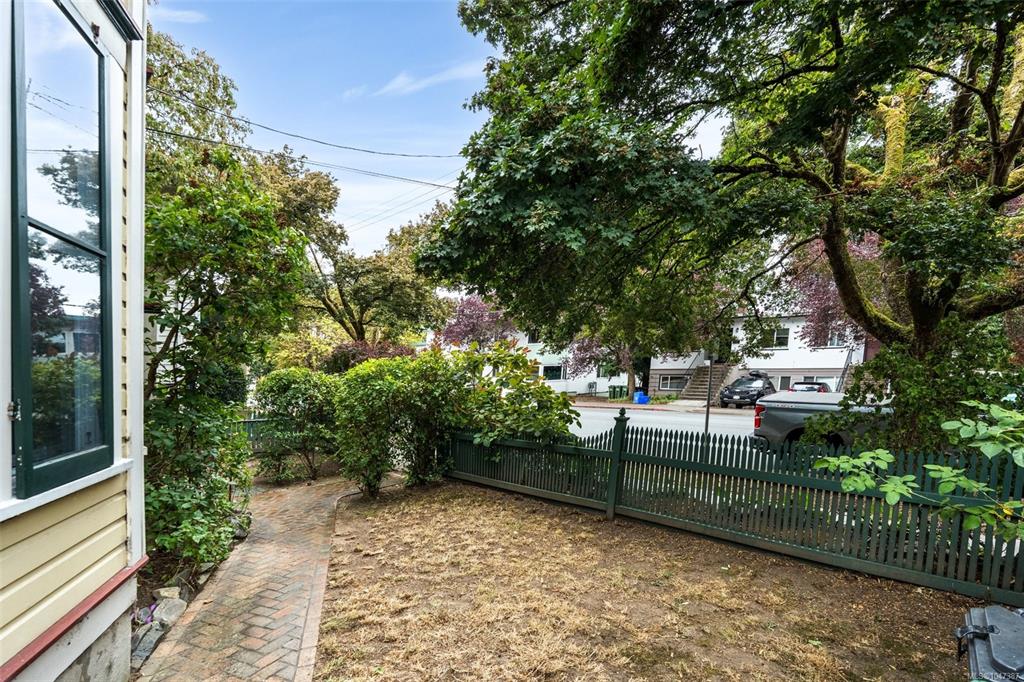 Fourth View of 962 Fairfield Rd, Victoria, BC, V8V 3A4