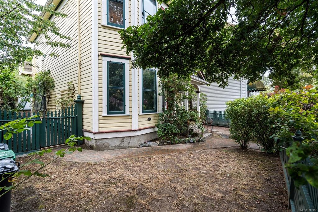 Fifth View of 962 Fairfield Rd, Victoria, BC, V8V 3A4
