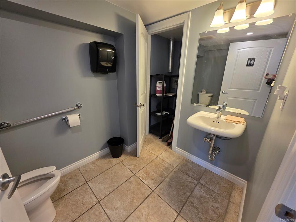 Fifth View of 2745 Veterans Memorial Pkwy, Langford, BC, V9B 0H4