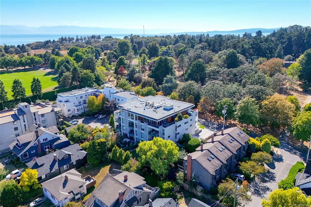 Third View of 986 Heywood Ave, Victoria, BC, V8V 2Y6