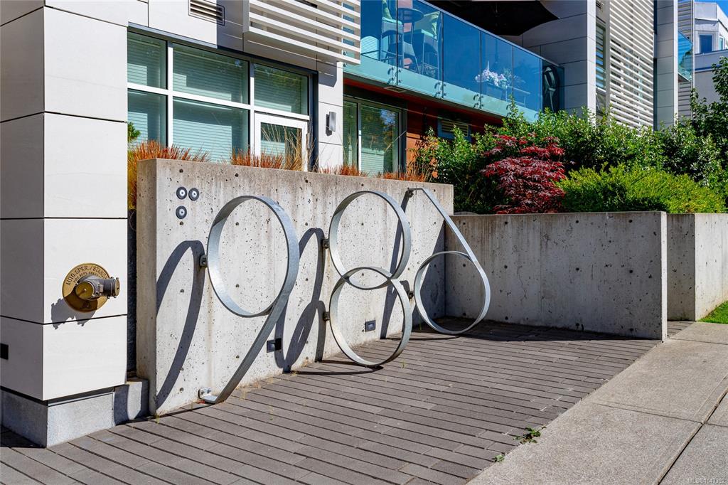 Fifth View of 986 Heywood Ave, Victoria, BC, V8V 2Y6