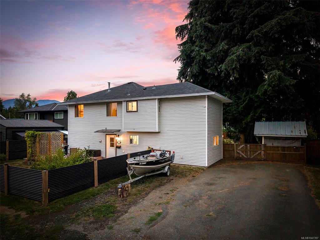 Fourth View of 3391 Bevan Rd, Cumberland, BC, V0R 1S0